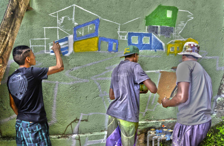 Projeto Já é! Arte no Beco leva cores e novos significados para o Beco Santa Inês, no aglomerado Santa Lúcia, na região Centro Sul de Belo Horizonte (foto: Henrique Chendes/Imprensa MG)